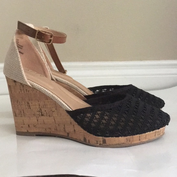 APT 9 women’s Ankle strap wedge Sandals - Picture 3 of 7